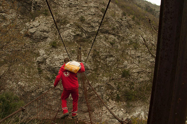 Волонтери Црвеног крста деле помоћ широм Црне Горе: Стижу где треба и преко висећих мостова
